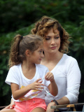 Tournage de "Shades of Blue". Jennifer Lopez et sa fille Emme. Sands