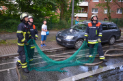 Eichhörnchen in Plastikbecher eingeklemmt 