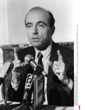 PARIS : Alain Juppe en conference de presse1986
