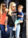 Sarah Michelle Gellar Lunches In Brentwood 