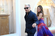 Robbie Williams et sa femme Ayda Field font du shopping à Porto Cervo. Lafata