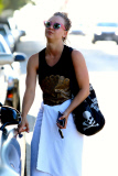 Kaley Cuoco makes Hilarious Faces after Yoga Class **USA ONLY** 