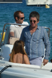 Bono, Noel Gallagher, Sacha Baron Cohen et leurs femmes quittent le Club 55. SPE. Garcia