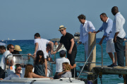 Bono, Noel Gallagher, Sacha Baron Cohen et leurs femmes quittent le Club 55. SPE. Garcia