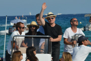 Bono, Noel Gallagher, Sacha Baron Cohen et leurs femmes quittent le Club 55. SPE. Garcia