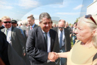 Deutscher Vizekanzler Gabriel besucht Asyleinrichtung in Heidenau