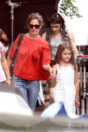 Katie Holmes verlässt mit Suri das Set von "All We Had"