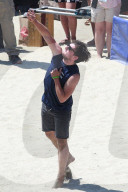 Josh Hutcherson spielt Beach Volleyball mit Terrell Owens