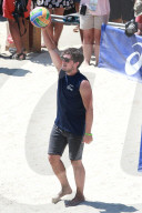 Josh Hutcherson spielt Beach Volleyball mit Terrell Owens
