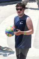 Josh Hutcherson spielt Beach Volleyball mit Terrell Owens