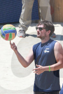 Josh Hutcherson spielt Beach Volleyball mit Terrell Owens