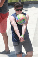 Josh Hutcherson spielt Beach Volleyball mit Terrell Owens