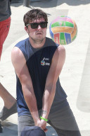 Josh Hutcherson spielt Beach Volleyball mit Terrell Owens