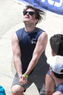 Josh Hutcherson spielt Beach Volleyball mit Terrell Owens