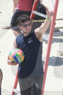Josh Hutcherson spielt Beach Volleyball mit Terrell Owens