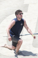 Josh Hutcherson spielt Beach Volleyball mit Terrell Owens