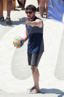 Josh Hutcherson spielt Beach Volleyball mit Terrell Owens