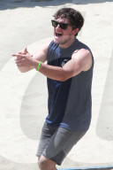 Josh Hutcherson spielt Beach Volleyball mit Terrell Owens