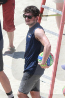 Josh Hutcherson spielt Beach Volleyball mit Terrell Owens