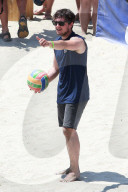 Josh Hutcherson spielt Beach Volleyball mit Terrell Owens
