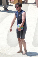 Josh Hutcherson spielt Beach Volleyball mit Terrell Owens