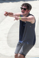 Josh Hutcherson spielt Beach Volleyball mit Terrell Owens