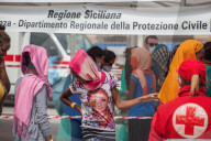 Sizilien: 548 Bootsflüchtlinge kommen im Hafen von Palermo an