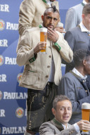 Fussball: FC-Bayern-Kicker kommen in Lederhosn' zum Sponsorentermin