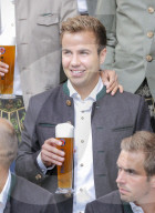 Fussball: FC-Bayern-Kicker kommen in Lederhosn' zum Sponsorentermin