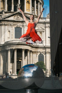 'Extreme Ballerina' tanzt durch London