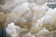 Luftige Kunstinstallation: 1'00'000 Heliumballone schweben im Covent Garden