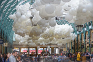 Luftige Kunstinstallation: 1'00'000 Heliumballone schweben im Covent Garden