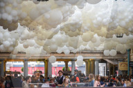 Luftige Kunstinstallation: 1'00'000 Heliumballone schweben im Covent Garden