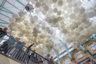 Luftige Kunstinstallation: 1'00'000 Heliumballone schweben im Covent Garden