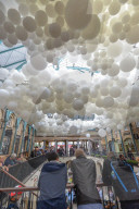 Luftige Kunstinstallation: 1'00'000 Heliumballone schweben im Covent Garden