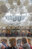 Luftige Kunstinstallation: 1'00'000 Heliumballone schweben im Covent Garden
