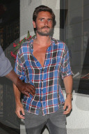 Neu Single Scott Disick braucht eine Stütze beim Verlassen des Clubs