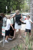 Sharon Stone holt ihre Jungs von der Schule ab