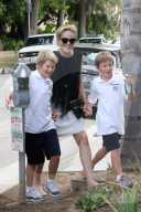 Sharon Stone holt ihre Jungs von der Schule ab