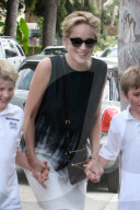 Sharon Stone holt ihre Jungs von der Schule ab