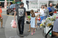 Jovial Ben Affleck leads the pack as they go produce shopping in Brentwood