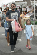 Jovial Ben Affleck leads the pack as they go produce shopping in Brentwood