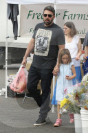 Jovial Ben Affleck leads the pack as they go produce shopping in Brentwood