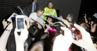 Benedict Cumberbatch von Fans umzingelt