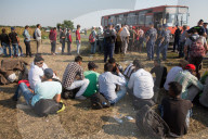 NEWS: Flüchtlinge passieren die serbisch-ungarische Grenze