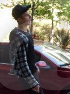 PEOPLE: Justin Bieber rollt mit seinem Hoverboard ins Studio