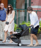 PEOPLE: Keria Knightley und James Righton spazieren mit Baby Edie