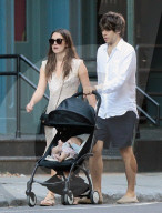 PEOPLE: Keria Knightley und James Righton spazieren mit Baby Edie