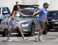 PEOPLE: Shia LaBeouf zieht seine Freundin hinter sich her