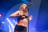 PEOPLE: Auch Sängerin Tove Lo entblösst ihren Busen